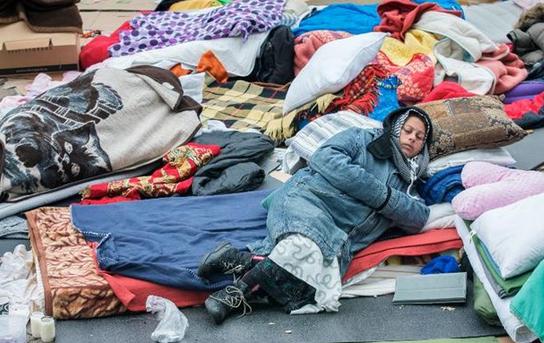 Anna Boncules sover framför Malmös Stadshus Anna Boncules