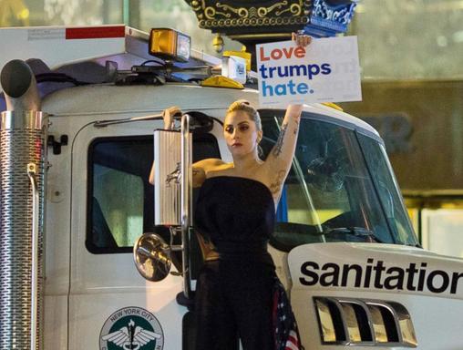 Lady Gaga protesterar framför Trump Tower