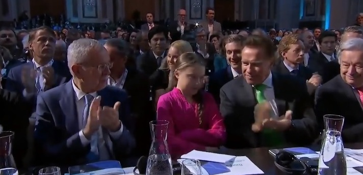 Greta Thunberg talar i Wien på Österrikes R20 Austrian World Summit, maj 2019. Med Arnold Schwarzenegger.