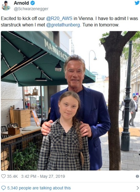 En starstruck Arnold Schwarzenegger tillsammans med Greta Thunberg