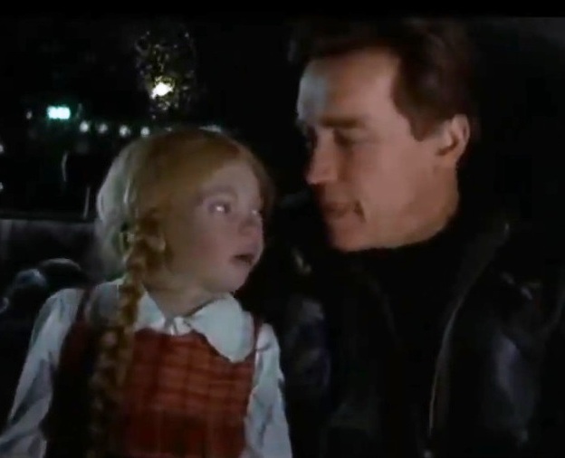 Arnold Schwarzenegger i filmen The 6th day med den Greta Thunberg-liknande dockan Cindy